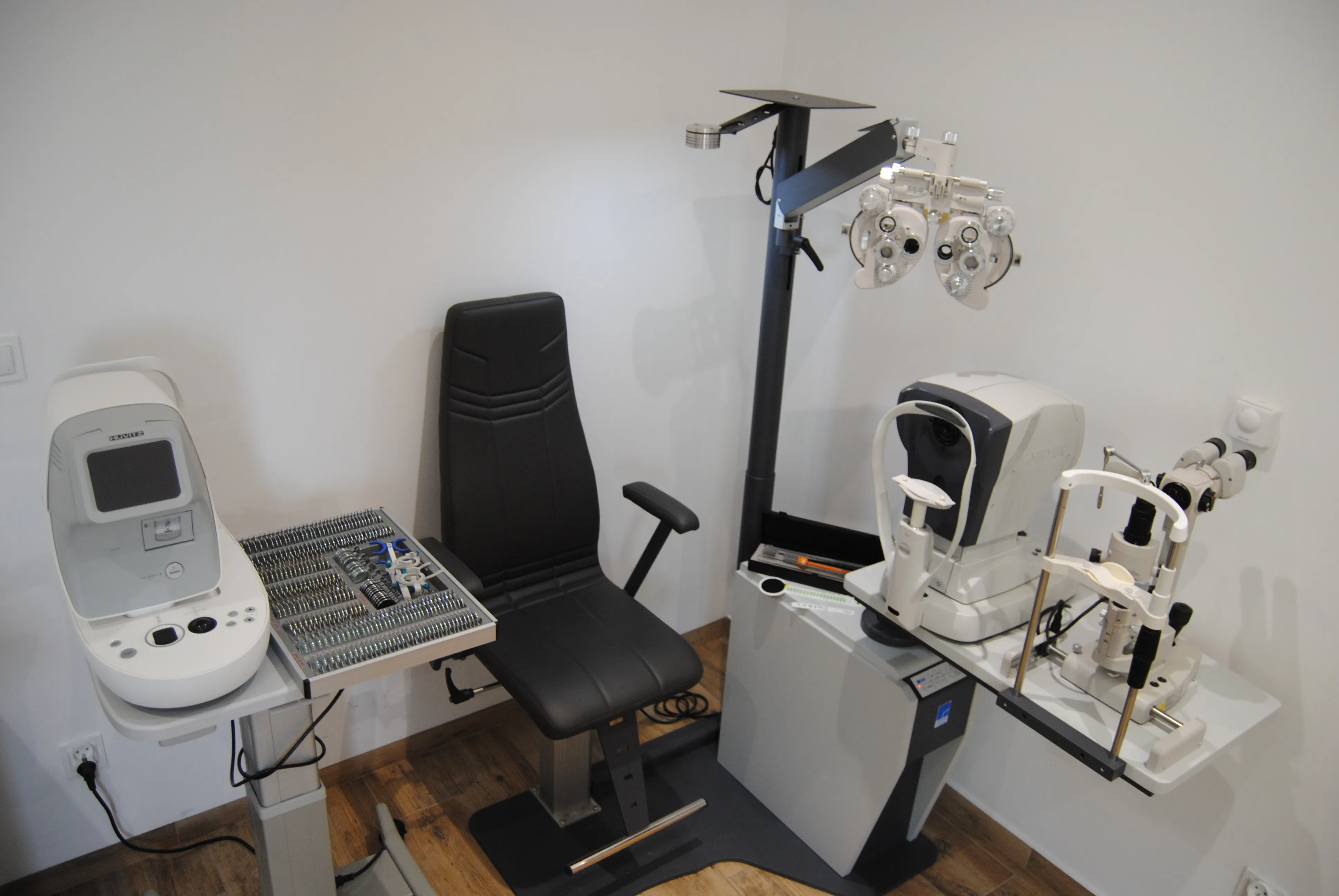 Stanowisko optometryczne z foropterem do pomiaru wady wzroku u dziecka